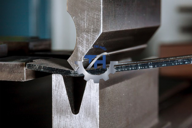 Cắt tấm inox bằng máy cắt thủy lực