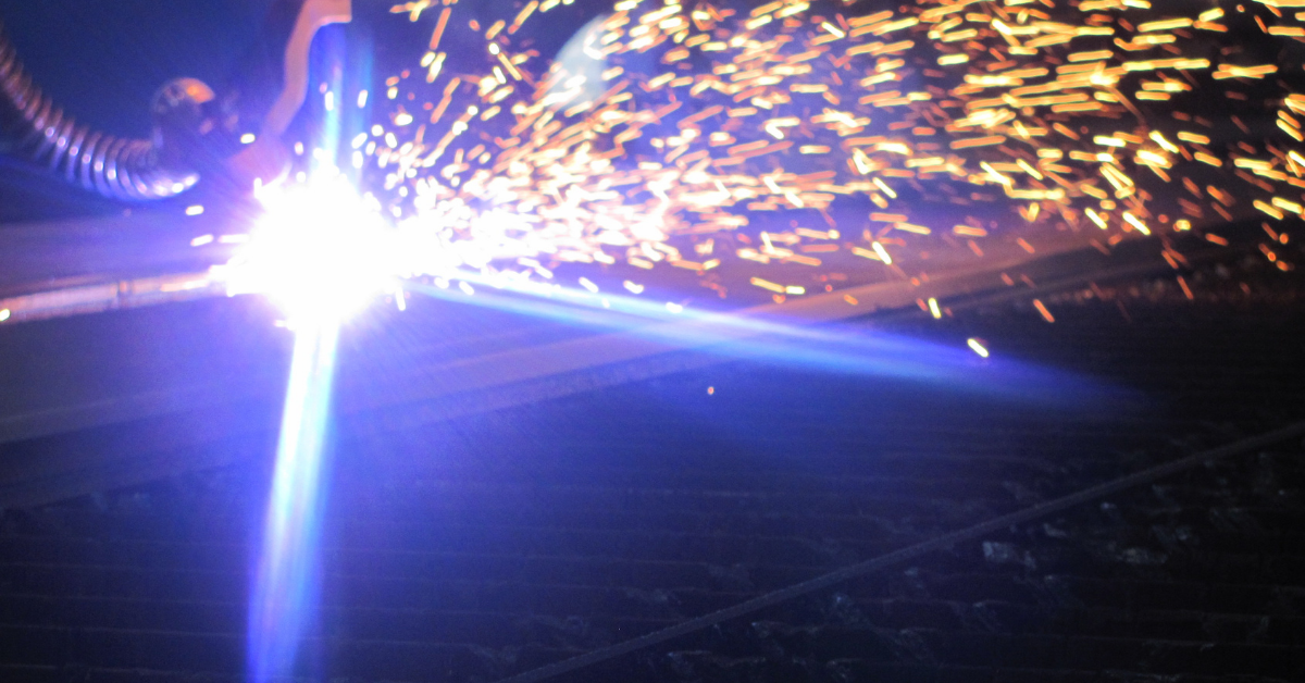 So sánh ưu nhược điểm của máy cắt laser CO2 và máy cắt laser fiber