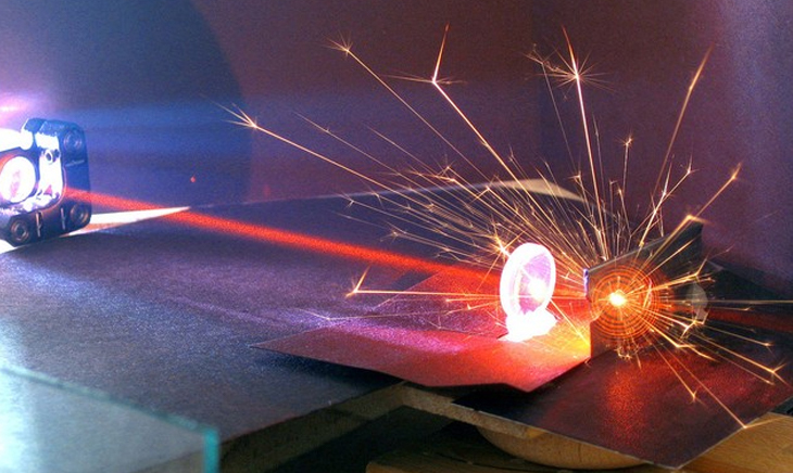 tia laser trong máy cắt laser (1)